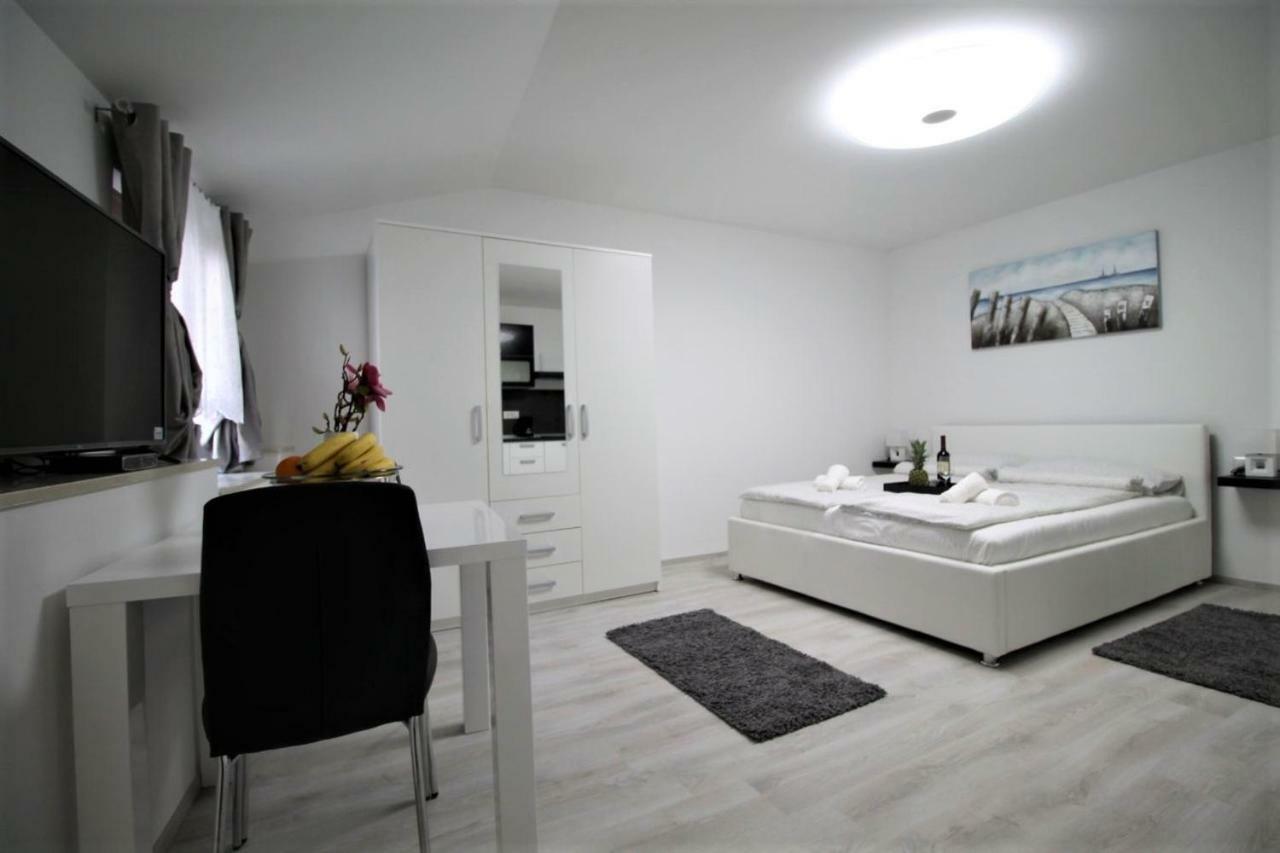 Arbel Apartments โปเรช ภายนอก รูปภาพ